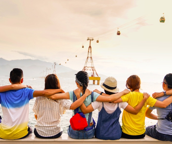 Personas juntas en un muelle con vista al horizonte.