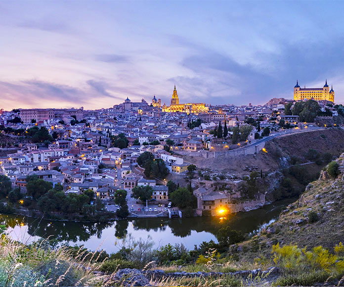 Vista de Toledo, España, al anochecer