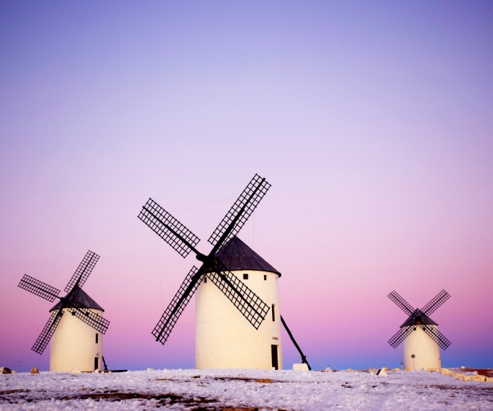 Molinos de viento en el campo.