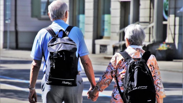 Ancianos tomados de las manos