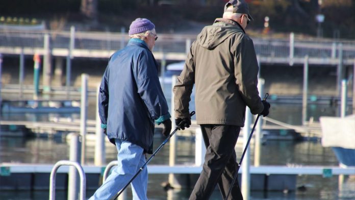 Ancianos caminando