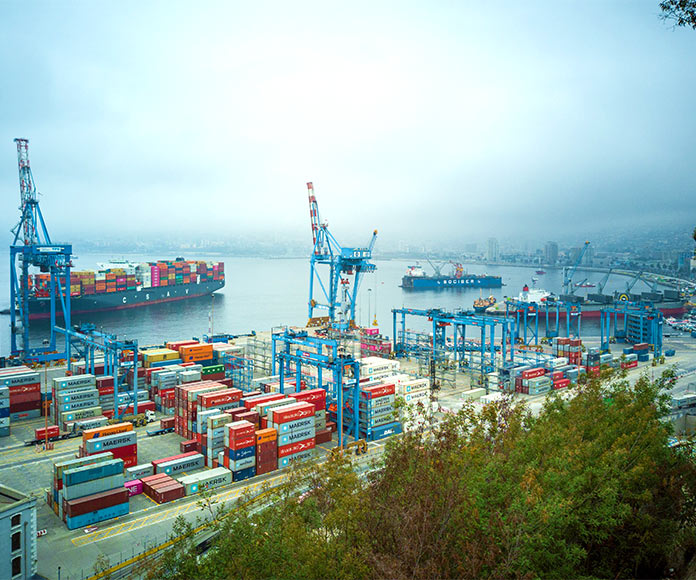 Vista aérea de puerto con barcos de carga