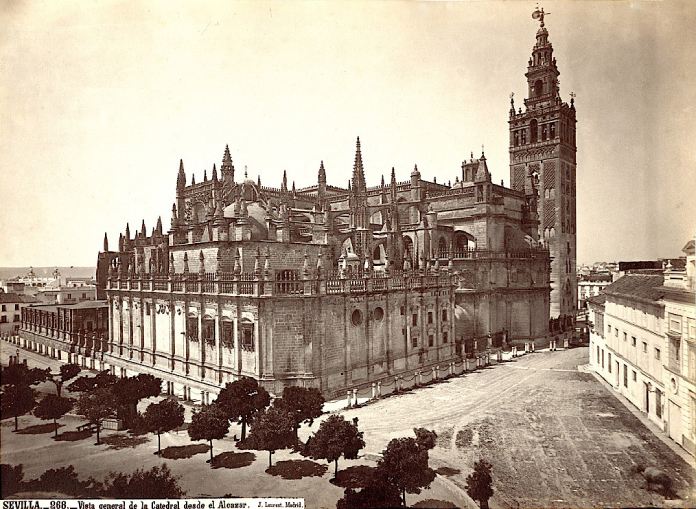 Ilustración en sepia de una catedral.