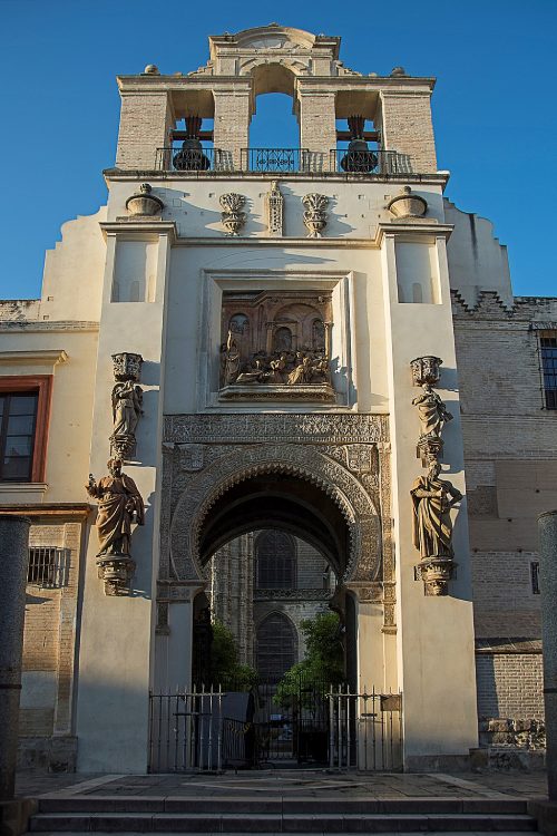 Puerta de Iglesia en el atardecer.