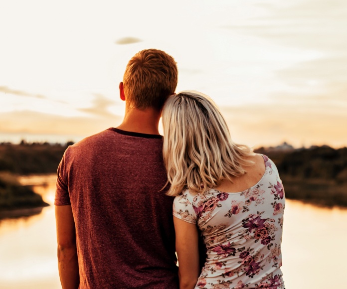 Pareja viendo el atardecer.