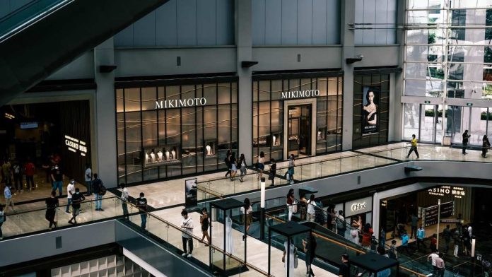 Personas caminando en un centro comercial
