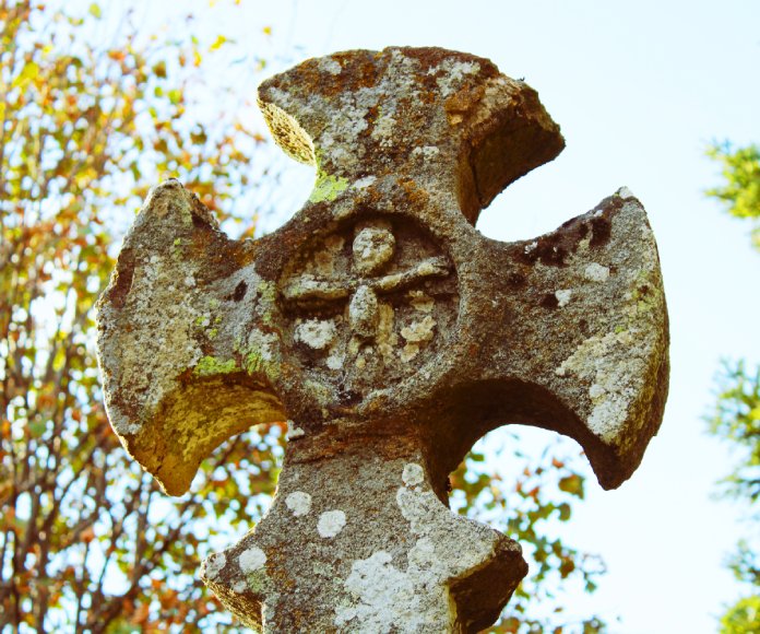 Cruz celta tallada en piedra.
