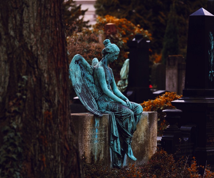Estatua de un ángel sentado.