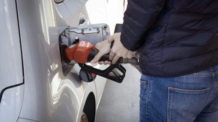 Persona llenando el tanque de gasolina
