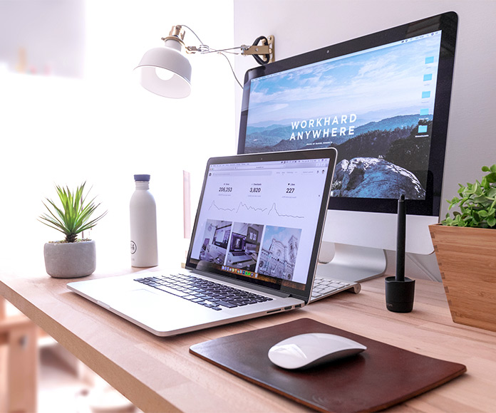 MacBook Pro e iMac sobre una mesa de madera