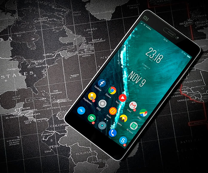 smartphone sobre mapa mundi