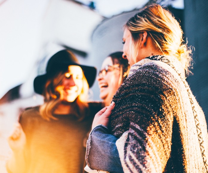 Grupo de mujeres conversando.