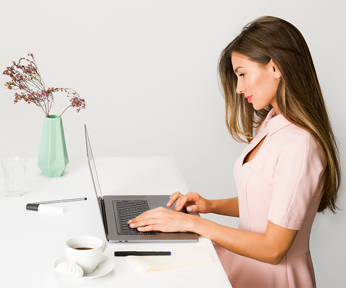 Mujer elegante usando un ordenador portátil