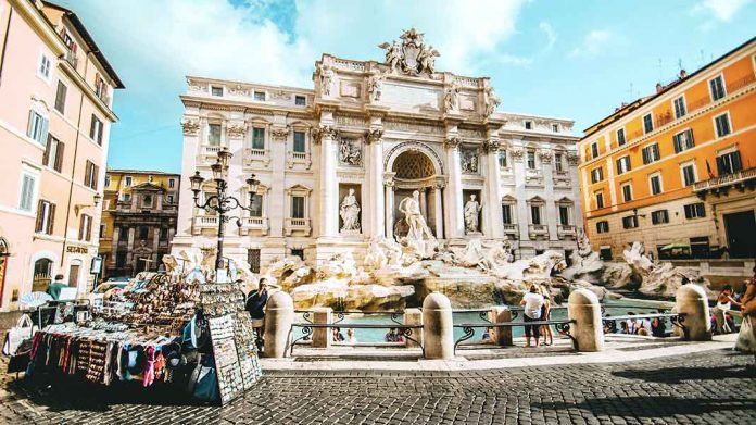 Roma prohíbe los puestos de souvenirs ambulantes para preservar la imagen de la ciudad