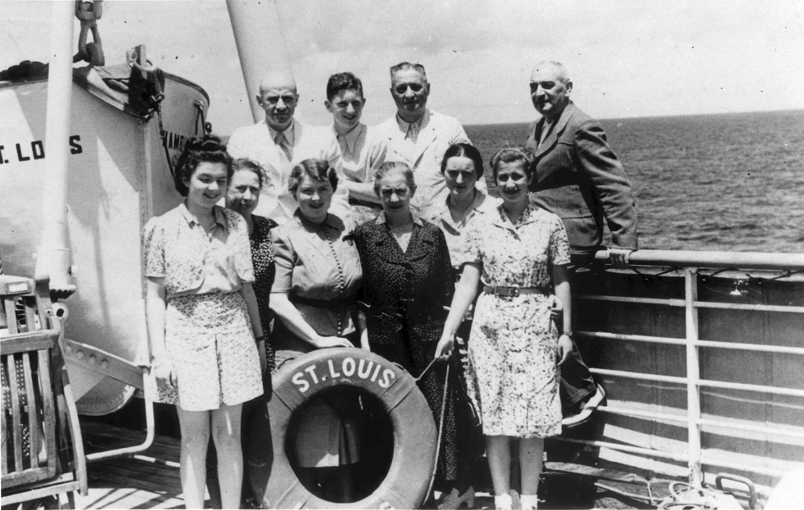 Grupo de refugiados posan en la cubierta del MS St. Louis , 1939.