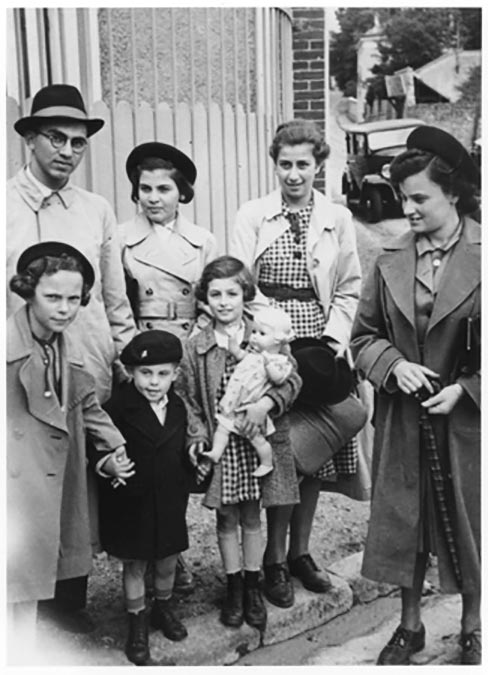 Un grupo de pasajeros del St. Louis en su llegada a Francia