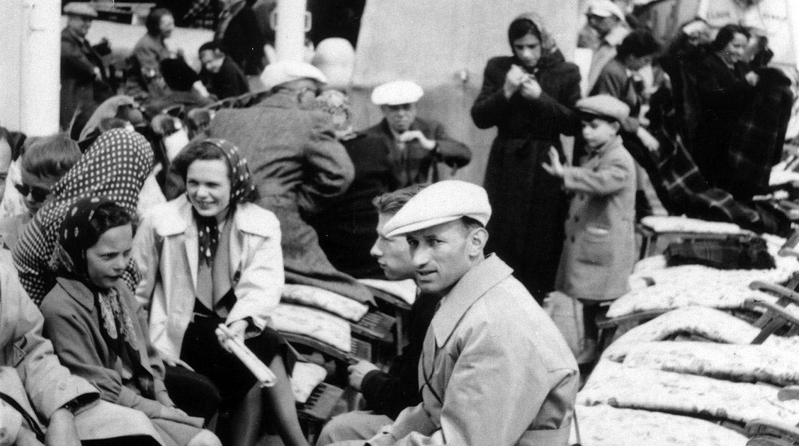 Pasajeros en la cubierta del MS St. Louis durante la travesía de 1939.