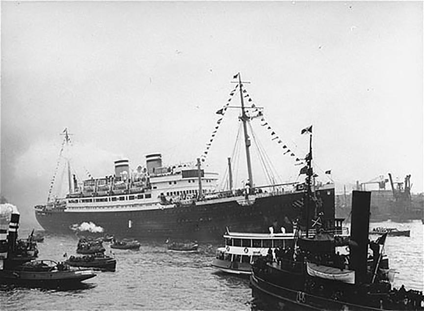 El MS St. Louis rodeado de embarcaciones pequeñas en el puerto de Hamburgo