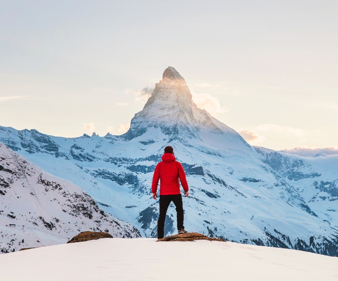 Hombre en el punto alto de una montaña.