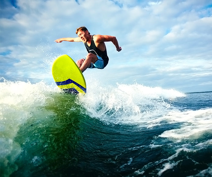surfista surfeando una ola
