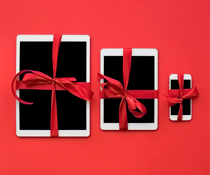 tables y smartphone adornados con un lazo de regalo