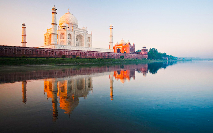 El Taj Mahal en la noche