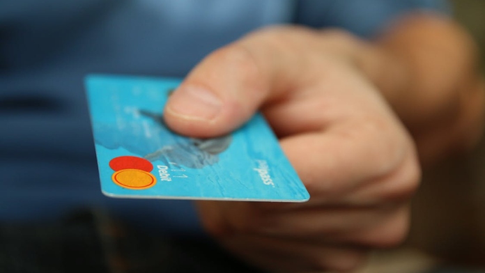 Estudio revela los obstáculos emocionales de los españoles para pedir dinero o vender