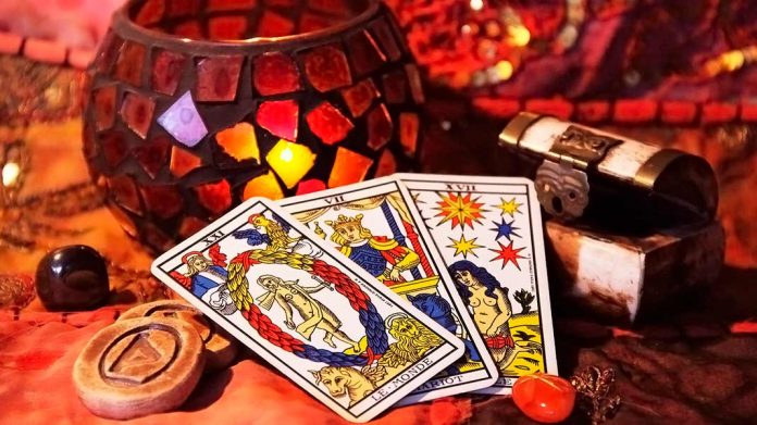 cartas del tarot sobre una mesa de adivinación