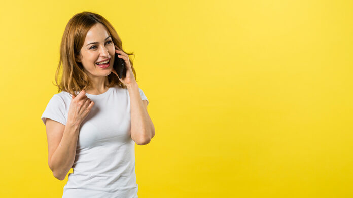 mujer hablando por el teléfono móvil