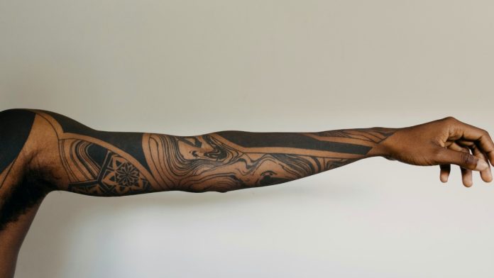 Tatuajes en diferentes culturas, brazo tatuado, tatuajes