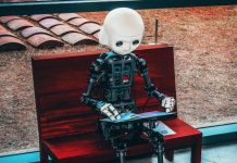 Robot usando una tableta.