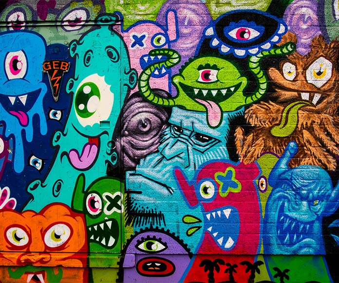 Graffiti de alienígenas de colores realizado mezclando diferentes técnicas de graffiti.