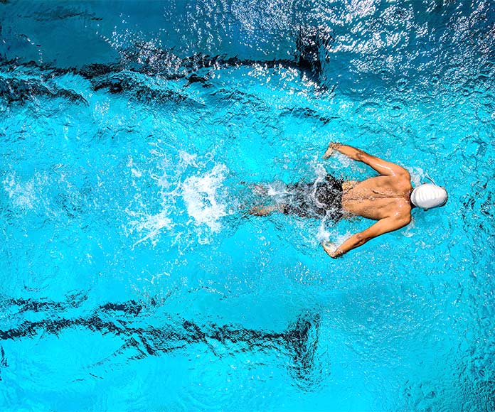 Vista cenital de nadador en una piscina