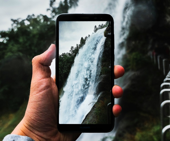 Teléfono apuntando a una catarata.