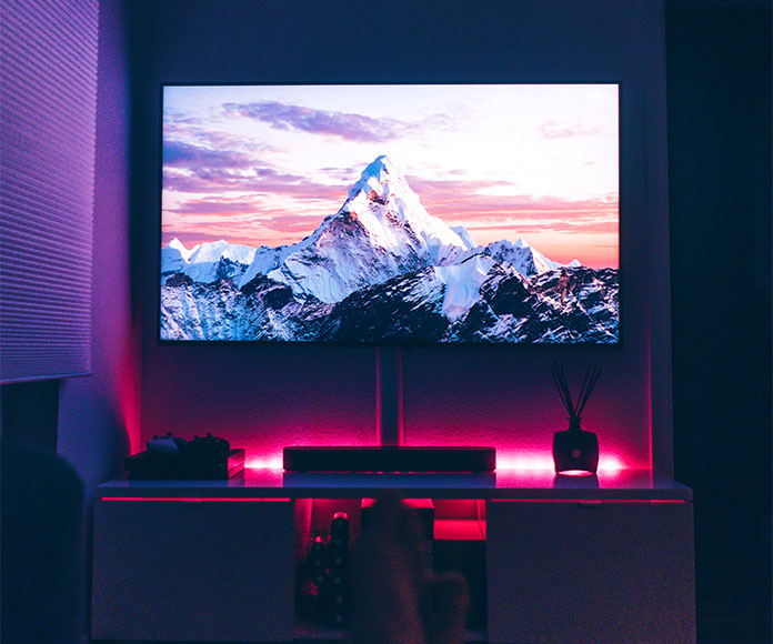 Televisor de pantalla plana en un salón