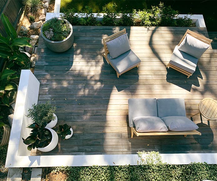 Terraza exterior con sillas y plantas de jardín