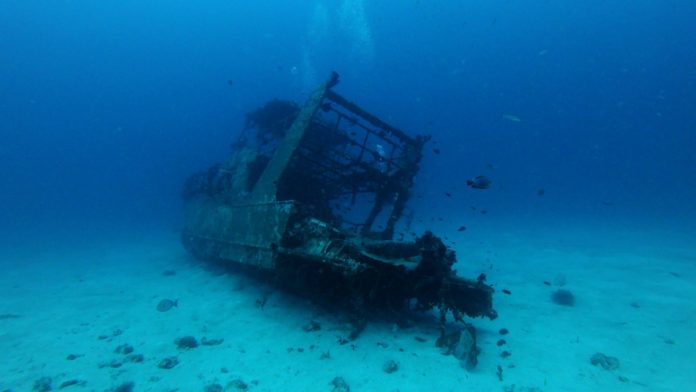 Barco naufragado en el fondo del mar, tesoro perdido famoso.