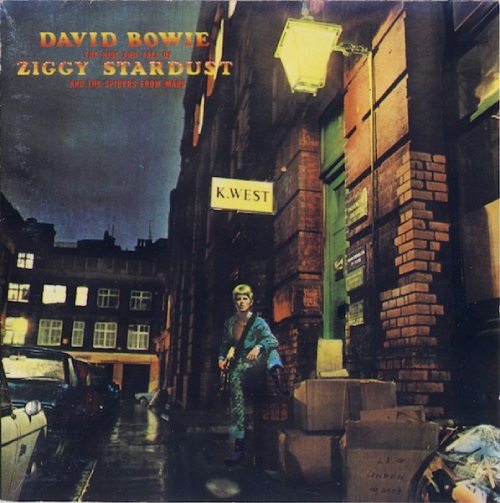La portada del álbum muestra al héroe y estrella de rock Ziggy Stardust.