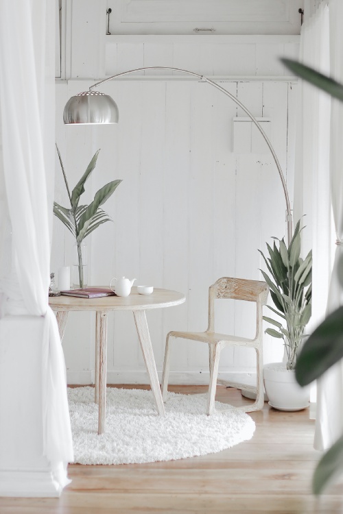 Interior de casa con aspecto blanco y minimalista.