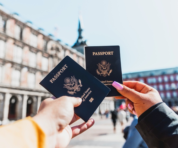 Dos personas sujetando sus pasaportes.