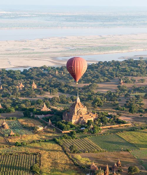 Tipos de fotografías - Viaje en globo aerostático sobre una pagoda en Bagan, Myammar - Fotografía de turismo