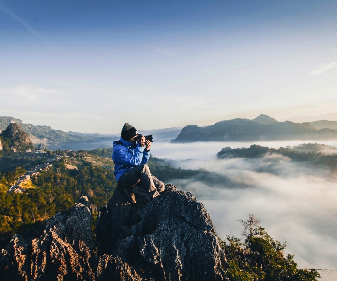 Fotógrafo sobre una montaña.