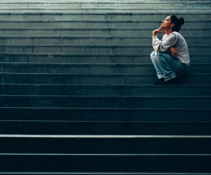 Mujer pensando en una escalera