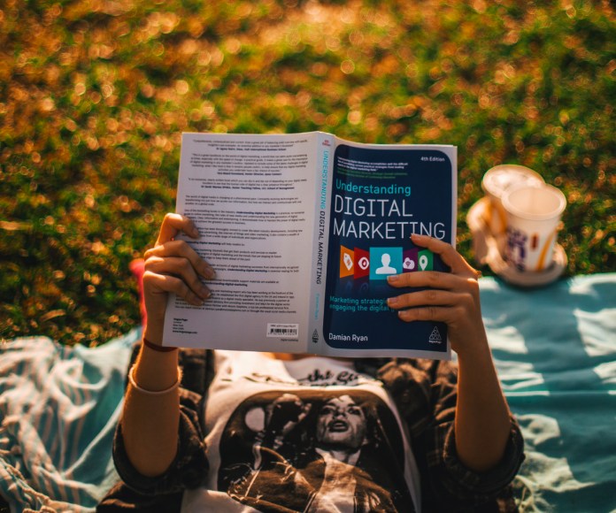 Mujer leyendo una revista de marketing.