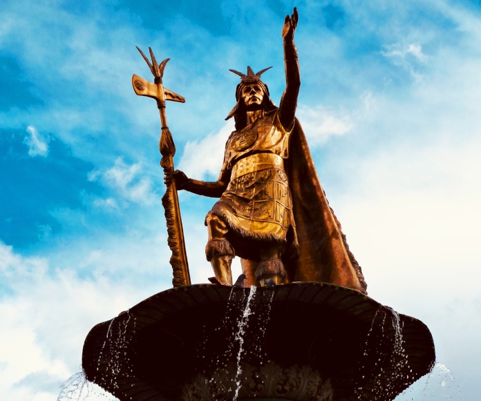 Estatua de un rey sobre un puente.