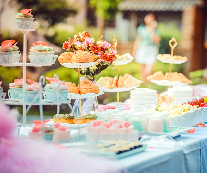 Mesa de fiesta con comida estilo buffet