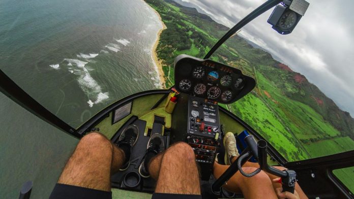 Dos personas viajando en helicóptero.