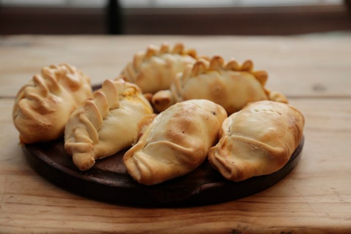 tradiciones-argentinas-comer-empanadas