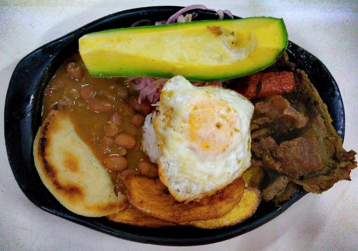 tradiciones-colombianas-bandeja-paisa