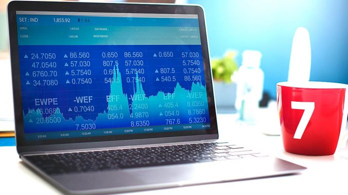 ordenador portátil visualizando gráficas de trading